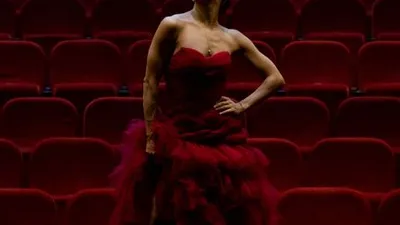 Sienna Miller na červenom koberci v elegantných šatách
