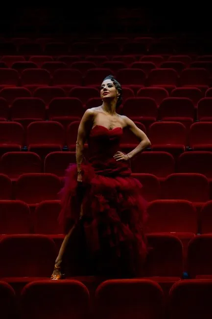 Sienna Miller na červenom koberci v elegantných šatách