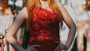 Žena v odvážnych šatách na červenom koberci