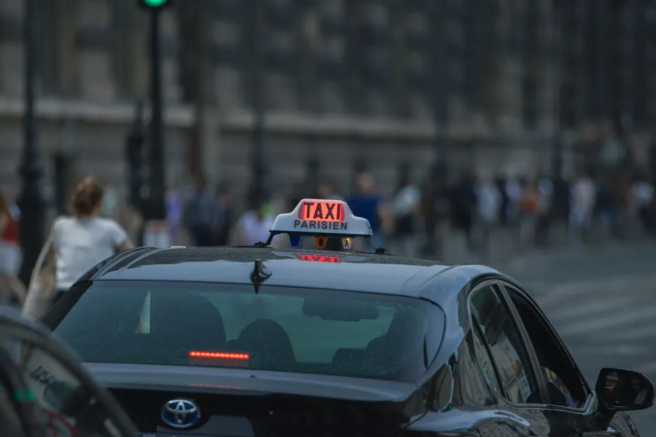 Biely taxík pripomínajúci film Taxi