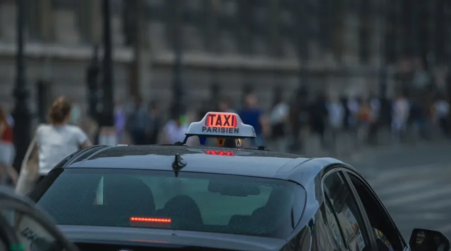 Biely taxík pripomínajúci film Taxi