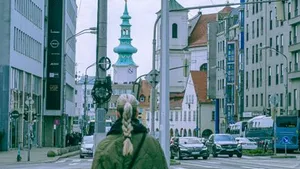 Dievča kráča do školy v meste