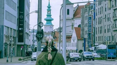 Dievča kráča do školy v meste