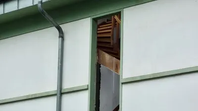 Poškodené sídlo po nečakanej udalosti