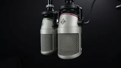 Ilustračný obrázok - mikrofón a nahrávanie podcastu