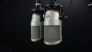 Ilustračný obrázok - mikrofón a nahrávanie podcastu