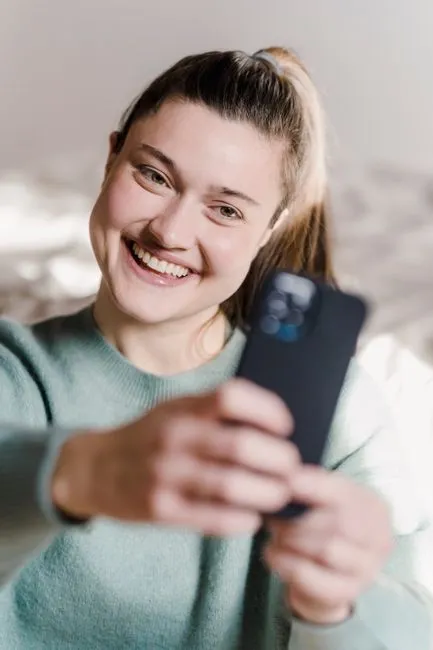 Mladá žena pózuje na fotografii